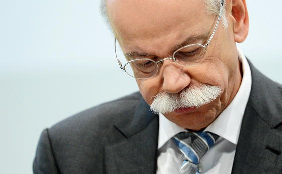 Daimler-Chef Dieter Zetsche in der Bredouille: Der Staatsanwaltschaft Stuttgart liegt eine Strafanzeige gegen ihn vor. Ihm wird illegale Arbeitnehmerüberlassung vorgeworfen.