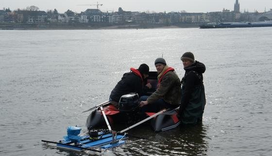 Wissenschaftler vom Institut für Geophysik der Christian-Albrechts-Universität Kiel mit einem Schlauchboot, von dem aus sie mit akustischen Wellen den Untergrund erkunden. 