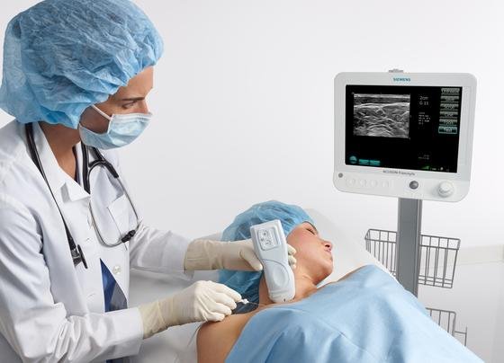Das neue Ultraschallsystem Acuson Freestyle von Siemens Healthcare arbeitet ganz ohne störende Schallkopfverkabelung. Foto: Siemens