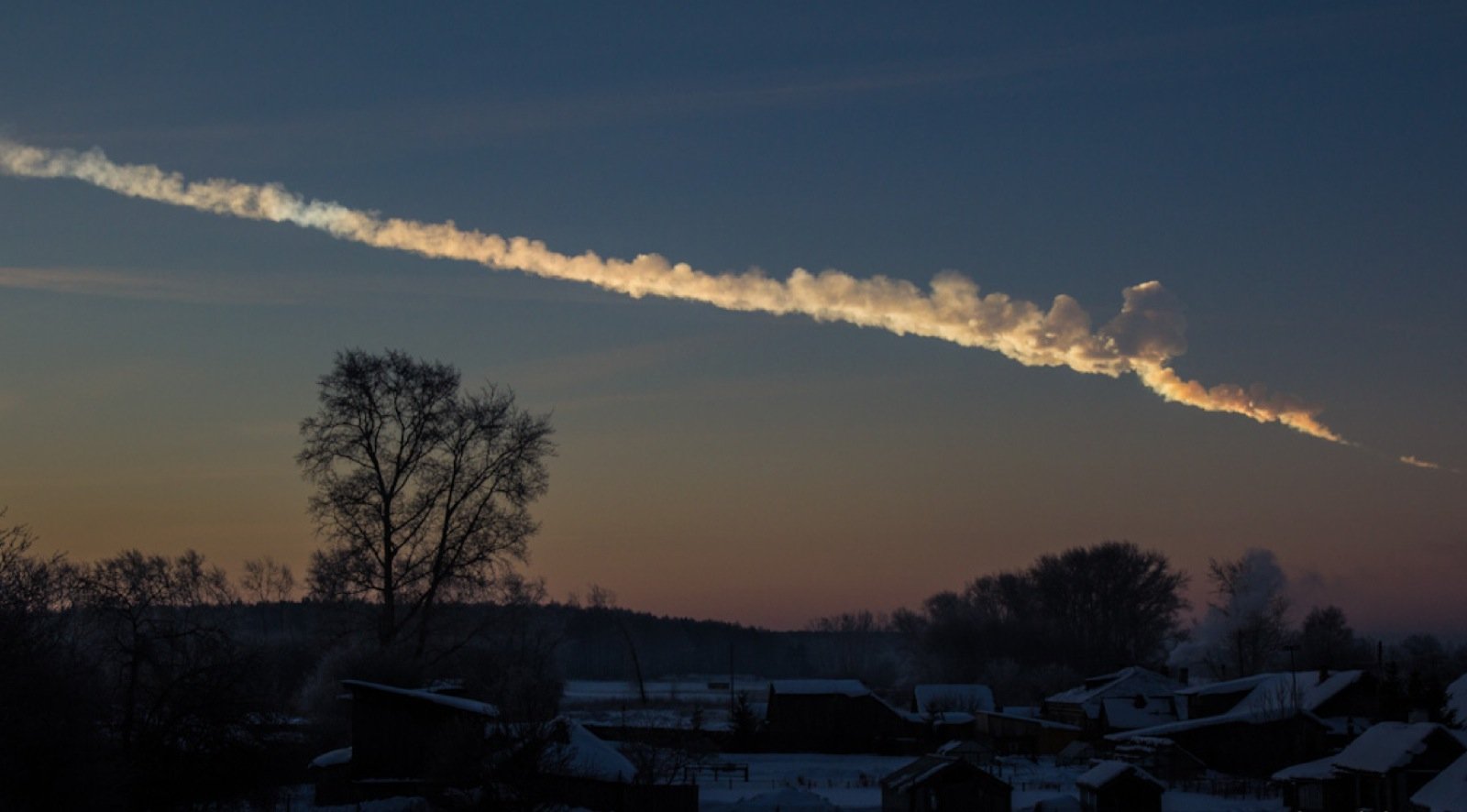 Spur des Asteroiden über Russland im Februar 2013. Die Druckwelle der Explosion richtete großen Schaden an. 