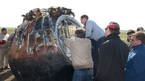 Das Experiment Omegahab wird nach der Landung der russischen BION-M1-Rückkehrkapsel mitten in einem Sonnenblumenfeld in Südrussland ausgebaut. 