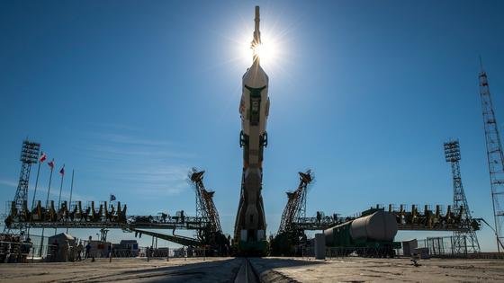Vorbereitungen für den Start der Mission "Volare": Im Weltraumbahnhof Baikonur in Kasachstan wird die Sojus-Rakete am Abend des 28. Mai zum Startplatz gerollt.