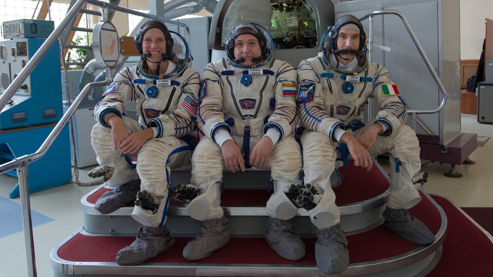 Für sechs Monate im Weltall: Der europäische Astronaut Luca Parmitano (r.) wird gemeinsam mit der amerikanischen Astronauten Karen Nyberg (l.) und dem russischen Kosmonauten Fjodor Jurtschichin auf der Internationalen Raumstation ISS leben und arbeiten.