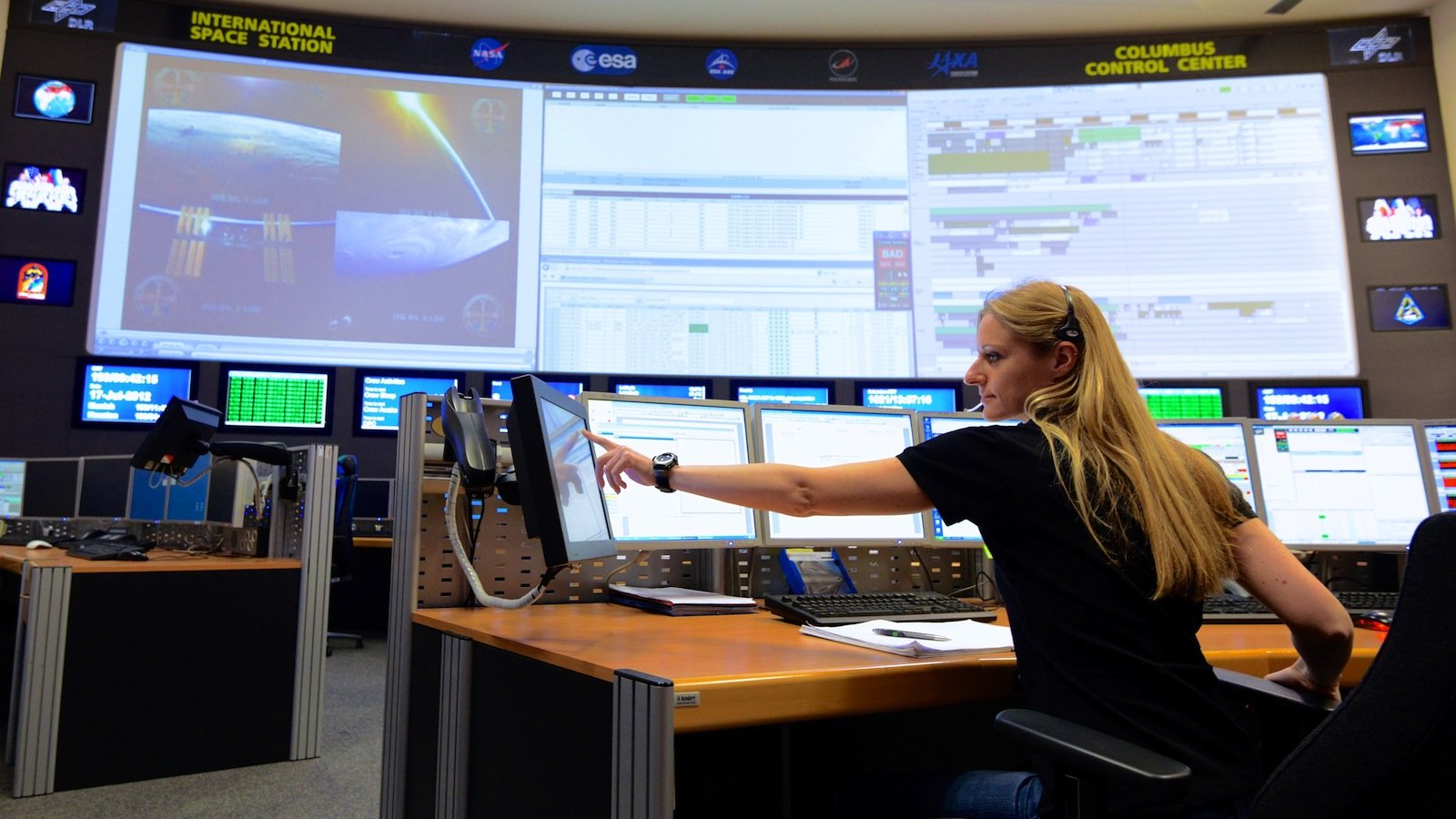 Blick in einen Kontrollraum des deutschen Raumfahrtkontrollzentrums (GSOC) in Oberpfaffenhofen bei München. Es gehört zum DLR Raumflugbetrieb und Astronautentraining, der zentralen Einrichtung für die Durchführung von Raumflugmissionen in Deutschland.