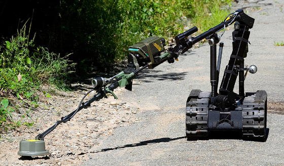 Das Rüstungsunternehmen Talon hat einen Roboter entwickelt, der Minen erkennt und anschließend per Greifarm aus dem Weg räumt.