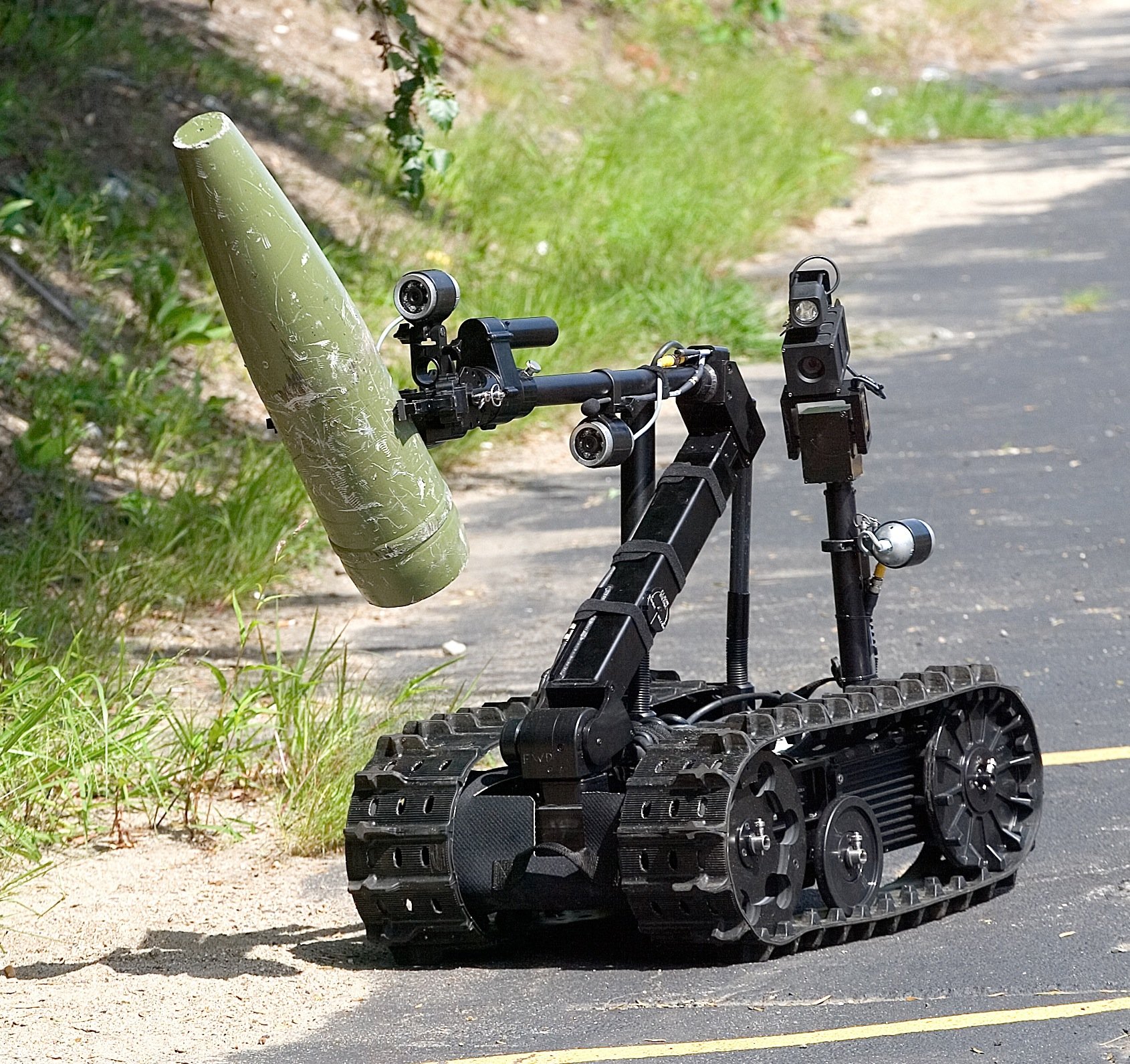 Der Roboter kann mit seinem Greifarm auch Minen packen und transportieren.