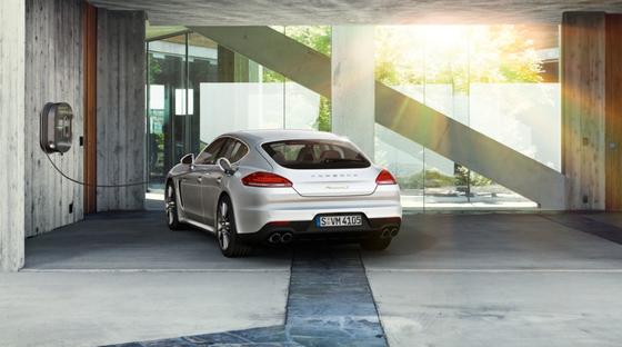 Mit dem Porsche Panamera S E-Hybrid lassen sich Kurzstrecken rein elektrisch bewältigen.