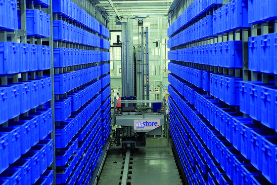 Lager und Produktion werden in modernen Anlagen über ein Warehouse-Management-System verknüpft. Im Bild: ein automatisches Hochregallager der Stuttgarter Firma Viastore Systems.