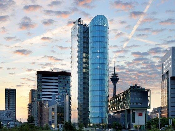 <p>Im Bürohochhaus "Sign Office" im Düsseldorfer Medienhafen erlaubt konsequente Gebäudeautomation hohe Flexibilität in der Raumgestaltung ohne zusätzlichen Installationsaufwand (Architekt: Helmut Jahn). 