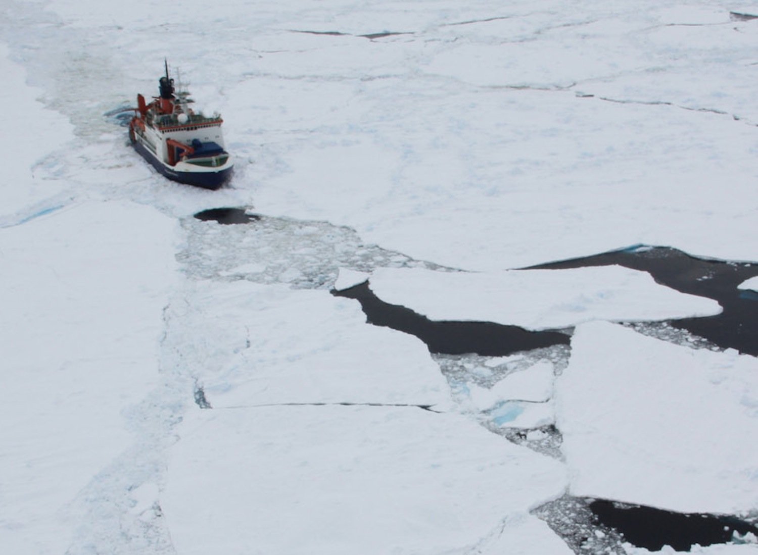 Die Polarstern kann bis zu 1,5 Meter starkes Eis während der Fahrt brechen. Stärkere Eisschichten müssen durch Rammen gebrochen werden.