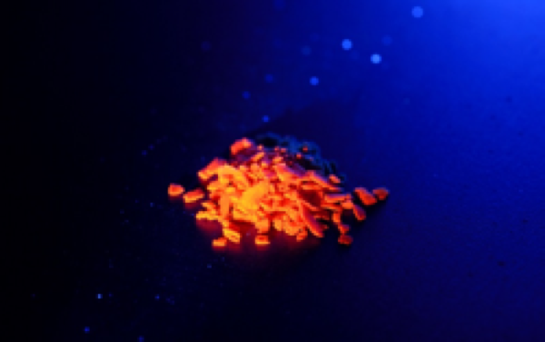 Photolumineszierende Silizium-Nanopartikel emittieren Licht, wenn sie UV-Strahlungausgesetzt werden.