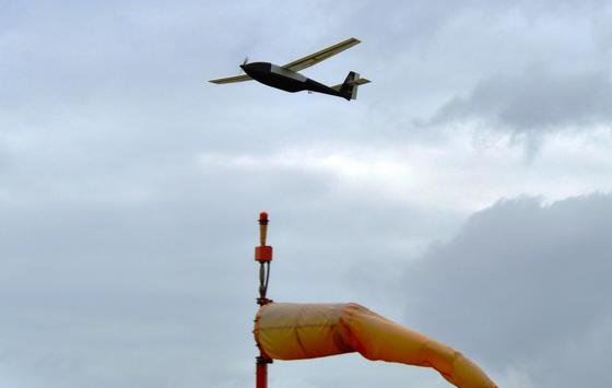 48 Stunden lang hielt sich dieses Kleinflugzeug der US-Marine in der Luft. Angetrieben wird das Flugzeug von flüssigem Wasserstoff, der direkt in einer Brennstoffzelle zu Strom verarbeitet wird.Fueled by liquid hydrogen (LH<custom name="sub">2</custom>), the Ion Tiger unmanned aerial vehicle (UAV) completes a record flight time of 48 hours and 1 minute. The electric fuel cell propulsion system onboard the Ion Tiger has the low noise and signature of a battery-powered UAV, while taking advantage of high-energy hydrogen fuel and the high electric efficiency of fuel cells. - See more at: http://www.nrl.navy.mil/media/news-releases/2013/nrl-shatters-endurance-record-for-small-electric-uav#sthash.Gg6OKfXq.dpufFueled by liquid hydrogen (LH<custom name="sub">2</custom>), the Ion Tiger unmanned aerial vehicle (UAV) completes a record flight time of 48 hours and 1 minute. The electric fuel cell propulsion system onboard the Ion Tiger has the low noise and signature of a battery-powered UAV, while taking advantage of high-energy hydrogen fuel and the high electric efficiency of fuel cells. - See more at: http://www.nrl.navy.mil/media/news-releases/2013/nrl-shatters-endurance-record-for-small-electric-uav#sthash.Gg6OKfXq.dpuf