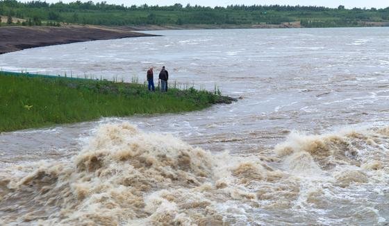 Wassermassen der hochwasserführenden Weißen Elster konnten sich in den noch nicht voll gefüllten Zwenkauer See ergießen, ein früherer Tagebau. Dadurch flossen pro Sekunde 300 Kubikmeter weniger Wasser durch Leipzig und in die Saale. Dadurch konnten Leipzig und Halle vor Überflutung gerettet werden.