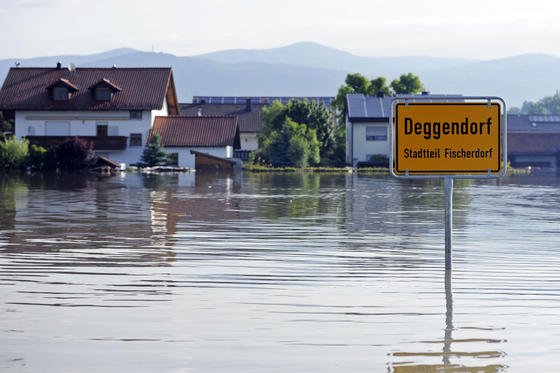 Der Deggendorfer Ortsteil Fischerdorf ist am 7. Juni völlig von der Donau überflutet.