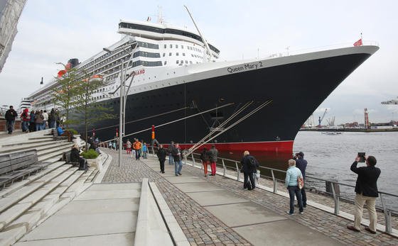 Das Kreuzfahrtschiff "Queen Mary 2" liegt am Cruise Terminal in der Hafencity in Hamburg. An der Kaimauer verbraucht es pro Tag mehr Elektrizität als eine Stadt von der Größe Oldenburgs