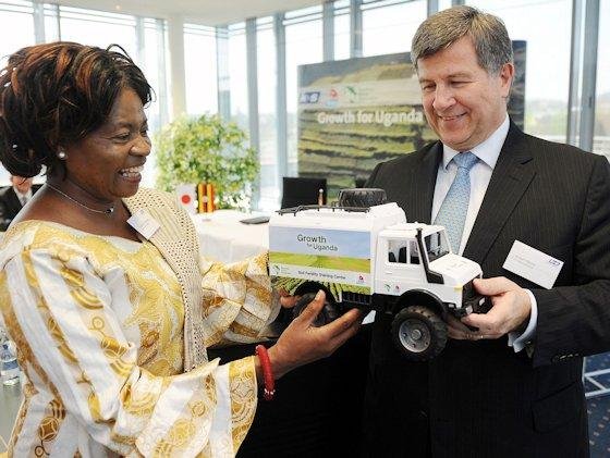 Auf den Parzellen wird Anbautradition mit moderner Agrartechnik verglichen. Das Modell eines Schulungs-Lkw überreicht zum Projektstart K+S-Vorstandsvorsitzender Norbert Steiner an Ruth Oniang’o von Sasakawa African Association.