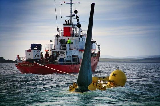 Nahe den Orkney-Inseln wollen verschiedene Unternehmen wie Voith die starken Strömungen für die Energiegewinnung nutzen. Im Bild wird eine Turbine im Meer versenkt und am Boden aufgestellt.