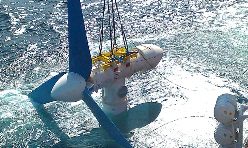 Riesige Turbinen stehen in der schottichen See in der Nähe der Orkney-Inseln auf dem Meeresboden, um aus den Strömungen Strom zu erzeugen.