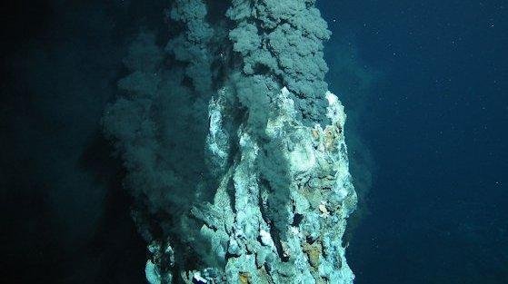 Schwarze Raucher befördern in mehreren tausend Metern Wassertiefe wertvolle Rohstoffe aus dem Erdinneren herauf. Ihre meterhohen Schlote scheinen wie unterseeische Industrieschornsteine zu qualmen. 