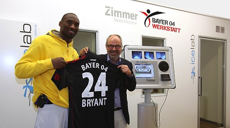 Der Bundesligist Bayer Leverkusen hat schon 2009 in der BayArena eine Kältekammer für die Profimannschaft eingebaut. Hier will  Kobe Bryant, fünffacher Gewinner der NBA-Championships mit den Los Angeles Lakers, die Kältekammer der Leverkusener nutzen. Rechts im Bild Bayer 04-Geschäftsführer Wolfgang Holzhäuser.