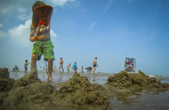 Sand wird zunehmend ein knapper Rohstoff. In vielen Regionen der Welt wird so viel Sand abgebaut, dass Strände und ganze Inseln verschwinden.