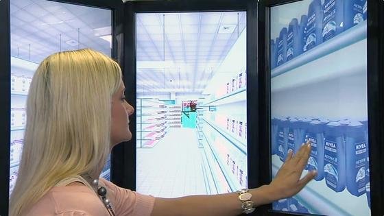 Das System „OctaVis“, entwickelt am Exzellenzcluster CITEC, versetzt seinen Nutzer in einen virtuellen Supermarkt, um in dieser Umgebung kognitive Fähigkeiten zu trainieren.