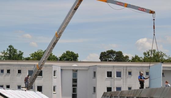 An der Hochschule Karlsruhe entsteht derzeit die weltweit erste Kältemaschine, die ihre Energie aus den Wärmestrahlen der Sonne bezieht. Auf einem Gebäude der Hochschule werden Vakuumkollektoren installiert, durch die Wasser fließt.