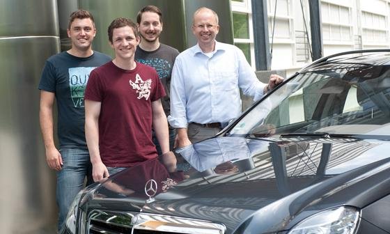 Ingenieure um Professor Klaus Dietmayer (re.) haben eine ganz normale Mercedes-Limousine zu einem hochautomatisierten Fahrzeug  umgebaut: Das Auto kann seine Geschwindigkeit führerlos regulieren, hält selbstständig die Spur und manövriert vielleicht schon bald in Parklücken.