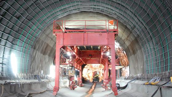 Die geothermische Nutzung der Erdreichwärme in Tunneln soll mit dieser beim Neubau des Stadtbahntunnels Stuttgart-Fasanenhof installierten Testanlage untersucht werden.