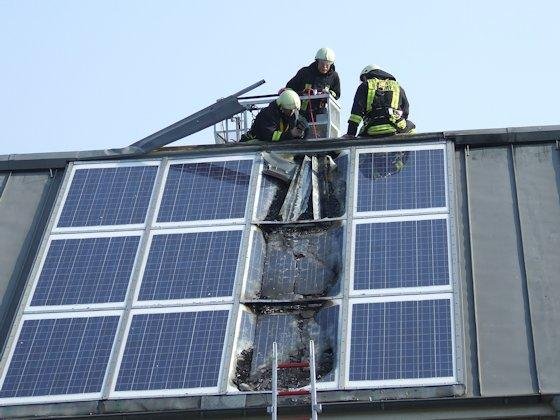 Versicherungsfall: Wenn bei einem Brand das Solardach zerstört wird, übernimmt die Wohngebäudeversicherung nicht in jedem Fall den Schaden. Eine Solar- und Photovoltaikversicherung bietet besseren Schutz.