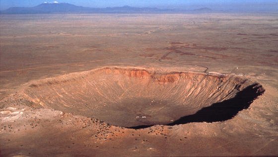 Auf der Erde sind rund 200 große Meteoritenkrater wie der riesige Barringer Krater in Arizona in den USA bekannt. Jetzt geht ein internationales Forscherteam in Laborversuchen der Frage auf den Grund, was genau beim Einschlag eines Meteoriten auf die Erde geschieht.