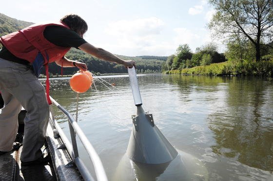 Aufgestaute Flüsse und Seen erzeugen erhebliche Mengen an Methan. Es entsteht bei der Zersetzung organischer Materialien im Sediment unter Sauerstoffmangel. Jetzt haben Forscher der Universität Koblenz-Landau an der Saar herausgefunden, dass dieser Ausstoß wesentliche Anteile an den Gesamtemissionen von Treibhausgasen erreicht. Im Bild das Auffangen von Methan durch Trichterfallen an der Saar.