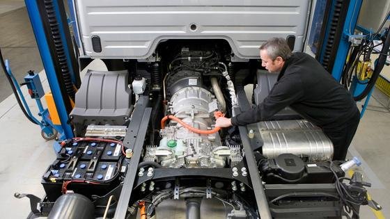 Hybrid-Antrieb im Merzedes-Benz Atego BlueTec Hybrid 12t: Zu sehen sind Umrichter, Batterie, Kühlaggregat mit Wasserpumpe, das HV-Hochspannungskabels (400 Volt) für den E-Motor sowie der Ausgleichsbehälter. Vor allem im Langstreckenverkehr sind Lkw mit alternativen Antrieben kaum im Einsatz. DLR-Forscher sehen aber Marktchancen im Nahbereich von 200 Kilometern.