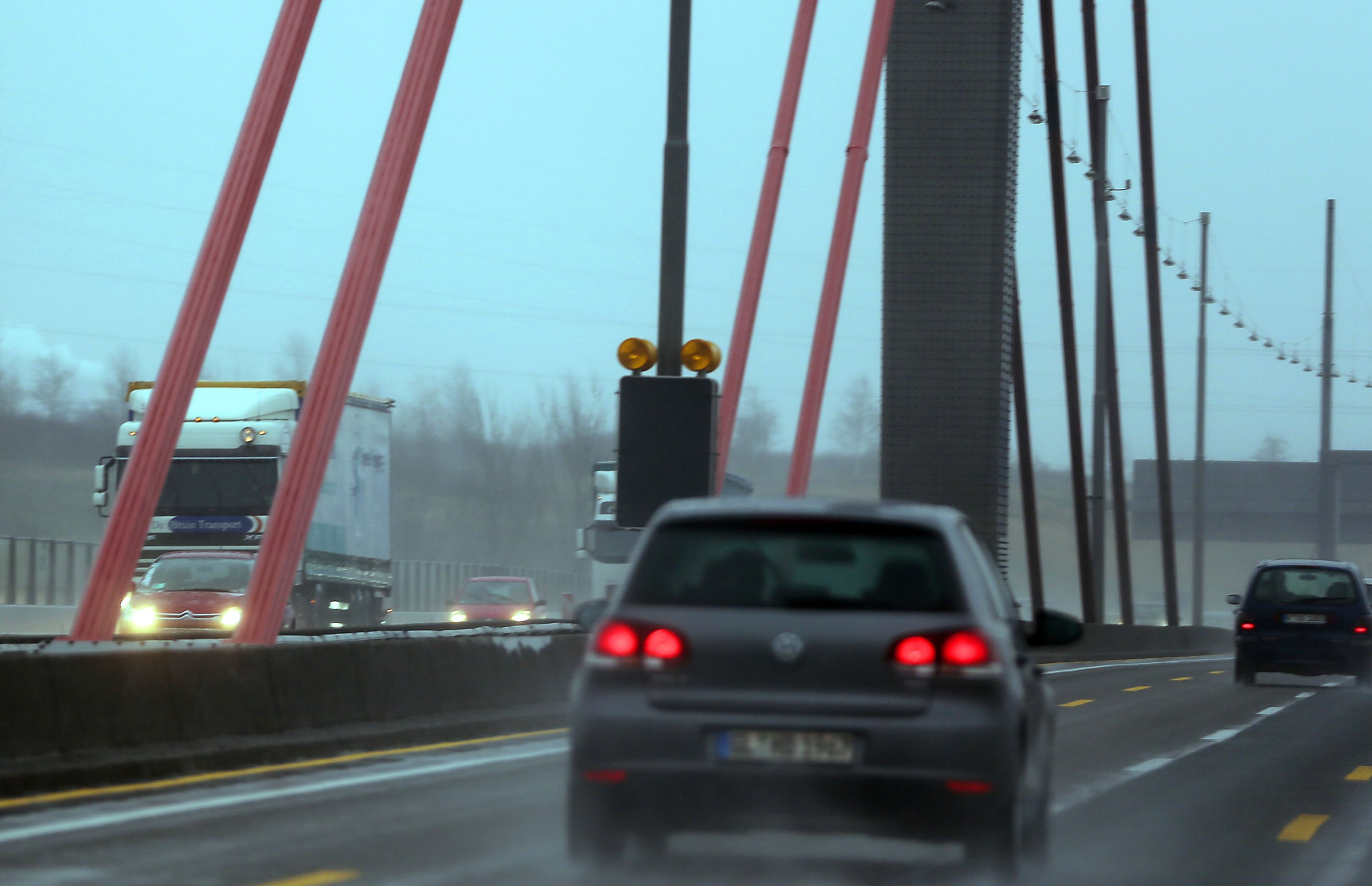 Die Rheinbrücke im Zuge der A1 bei Leverkusen ist aufgrund des starken Lkw-Verkehrs so marode, dass sie für Lkw gesperrt wurde und mit Millionenaufwand saniert werden muss.