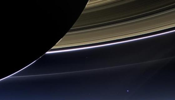 Der kleine helle Fleck unter den Ringen des Saturn ist die Erde. Die Raumsonde "Cassini" befand sich im Schatten des Saturn, als sie die Erde fotografierte. 