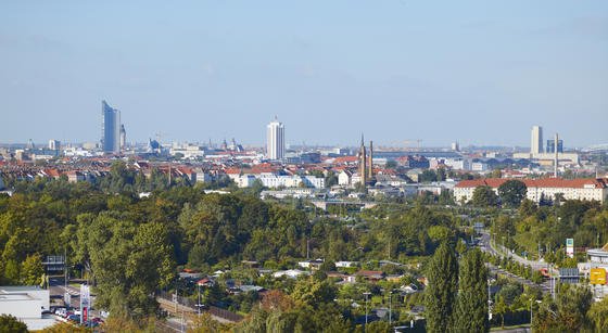 Bei 30 Grad Hitze haben Leipziger Forscher untersucht, wie sich die Wohnformen und die Verteilung von Grünflächen auf das Hitzeempfinden der Menschen auswirken. Am schlimmsten leiden die Menschen in Plattenbauten unter Hitze.