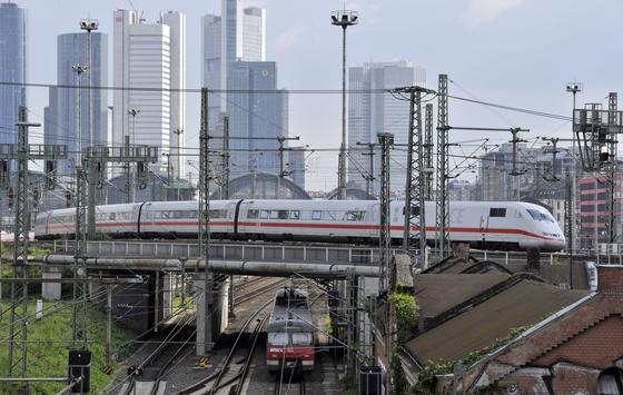 Stromabnehmer bei Hochgeschwindigkeitszügen wie dem ICE können große Schäden an der Oberleitung verursachen, wenn der Kontakt abreißt. Forscher in Wien haben jetzt einen neuen Teststand in Betrieb genommen, um neue Techniken für Stromabnehmer zu entwickeln.