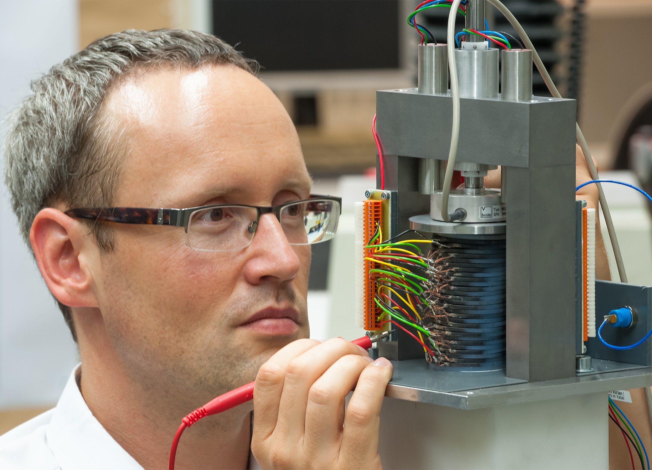 Umweltfreundlicher Strom aus Wellenkraft: EPoSiL-Projektleiter Dr. Istvan Denes prüft den an der TU Darmstadt entwickelten Demonstrator.