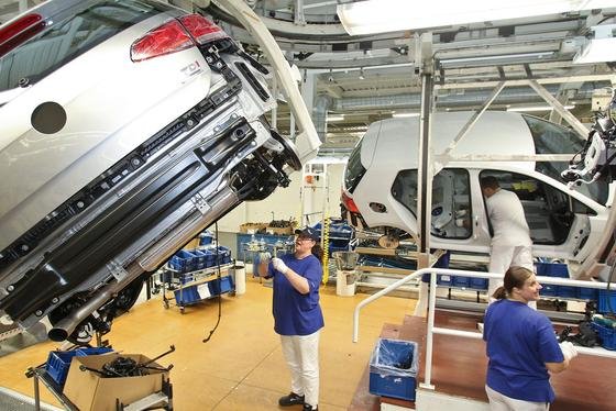 Sinkende Absätze in Europa. Im Bild: Die Golf-Produktion in Wolfsburg. Foto: Volkswagen