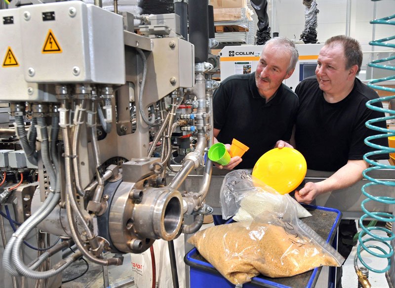 In einer Versuchshalle der TU Chemnitz wurde die Produktion des Spielzeugs aus Biokunststoff erprobt. Klaus Schubert (l.) und Torsten Mitschke, Technische Mitarbeiter an der Professur Strukturleichtbau und Kunststoffverarbeitung, überwachen den Herstellungsprozess.