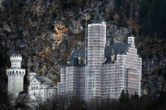 Als hätte Christo mal kurz vorbeigeschaut. Das war für 13 lange Jahre der triste Anblick des Märchenschlosses Neuschwanstein.