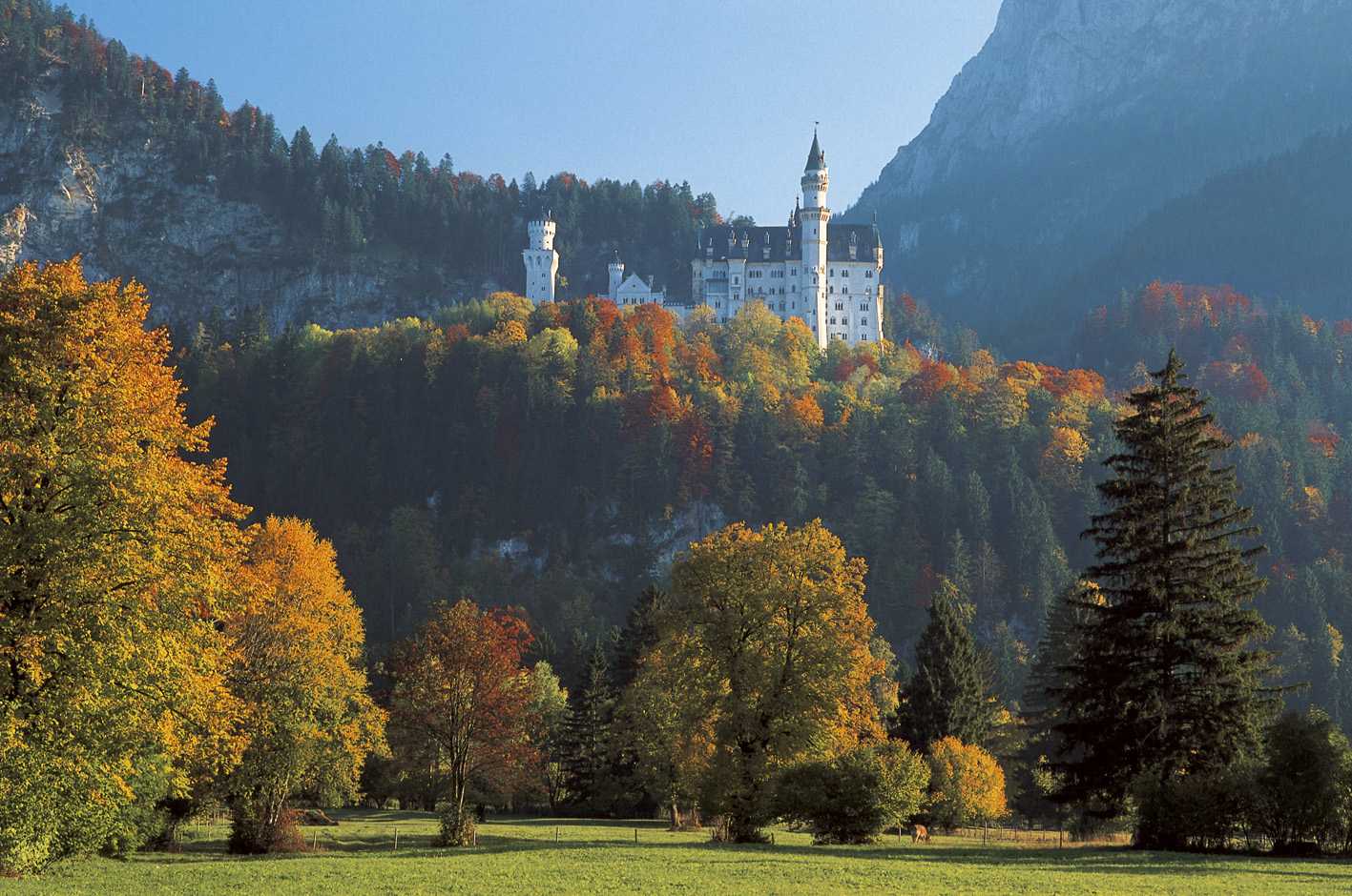 Viele Jahre lang war Schloss Neuschwanstein immer wieder eingerüstet. Nach 13 Jahren sind die umfangreichen Sanierungsarbeiten vor allem der Fassade abgeschlossen.