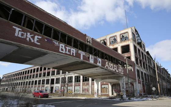 Detroit hat Insolvenz angemeldet: Die Stadt leidet unter dem Niedergang der Autoindustrie – im Bild die Ruine des Packard-Autowerkes. Doch auch andere Städte in den USA leiden unter milliardenschweren Pensionslasten, die oft aus den laufenden Haushalten nicht mehr bezahlt werden können.