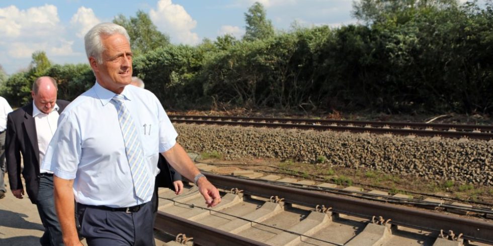 Eisenbahn-TÜV: Bundesverkehrsminister Peter Ramsauer (CSU, vorn) und der Präsident des Eisenbahn-Bundesamtes (EBA) Gerald Hörster (nicht im Bild) haben sich mit den Spitzen der Bahnen und der Bahnindustrie darauf verständigt, große Bereiche der Prüftätigkeiten vom Eisenbahn-Bundesamt auf externe Sachverständige zu übertragen. 