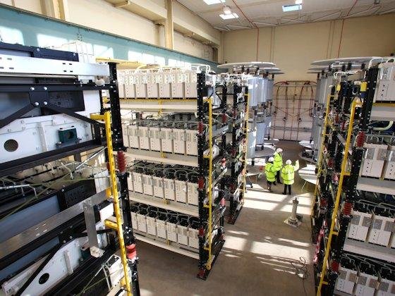 Die 25-MW-Demonstrationsanlage eines Voltage-Source-Converters im Alstom-Werk in Stafford, Großbritannien. Die Leistungselektronik wird im zukünftigen Übertragungsnetz Wechselstrom in Gleichstrom und zurück wandeln.