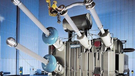 Leistungstransformator am Endpunkt der Gleichstromübertragung: Die Technologie für Hochspannungsgleichstromübertragung (HGÜ) ist vorhanden, eingesetzt wird sie in Deutschland kaum. Der Transformator im Bild wurde für eine Leitung auf der Strecke Australien – Tasmanien geliefert. 