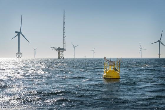 Die LiDAR-Windmessboje des Fraunhofer IWES wurde erfolgreich im deutschen Forschungswindparks Alpha Ventus, 45 Kilometer vor Borkum, installiert. Die Boje misst Windgeschwindigkeiten in Höhen von 40 bis 200 m.