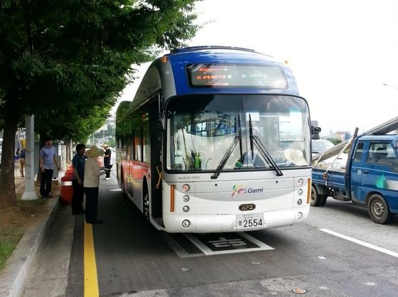 Die südkoreanische Stadt Gumi erprobt Elektrobusse, die sich über Induktionstechnik während der Fahrt aufladen. Da die Busse aber über eine kleine Batterie verfügen, genügt es, dass zwischen 5 und 15 Prozent der Strecke mit einer Stromversorgung im Straßenbelag ausgestattet wird.