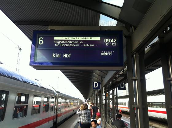 Zuganzeige im Frankfurter Hauptbahnhof: Fernzüge von Frankfurt Richtung Koblenz, Bonn und Köln müssen Mainz derzeit auf rechtsrheinischen Bummelstrecken umfahren. Dabei summiert sich die Verspätung zwischen Frankfurt und Koblenz auf 40 Minuten.