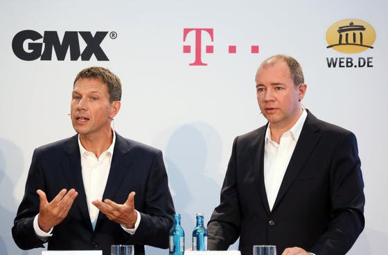 Der Vorstandsvorsitzende der Deutschen Telekom, René Obermann (l.), und Ralph Dommermuth, Gründer und Vorstandsvorsitzender von United Internet stellten in Berlin die Brancheninitiative "E-Mail made in Germany" vor, durch die Kunden von GMX, T-Online und web.de erstmals eine automatische Verschlüsselung von Daten auf allen Übertragungswegen ermöglicht werden soll. 